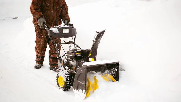 El hombre enciende el ventilador de nieve del motor — Foto de Stock