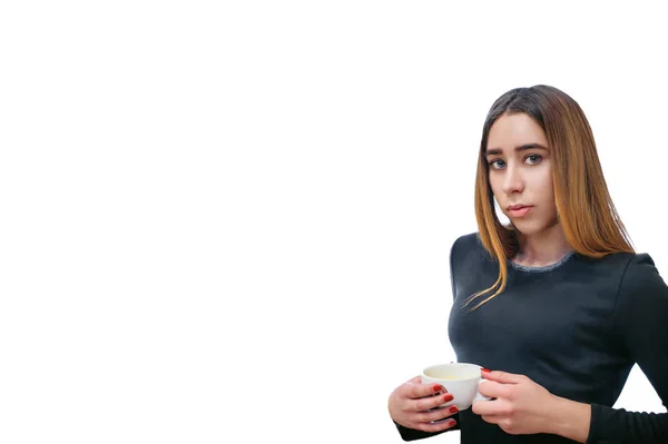 Jeune femme dans une robe noire tenant dans les mains une tasse — Photo