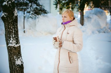 Kış Kupası sokakta paket servisi olan restoran kahve içme sıcak elbise giymiş genç kadın