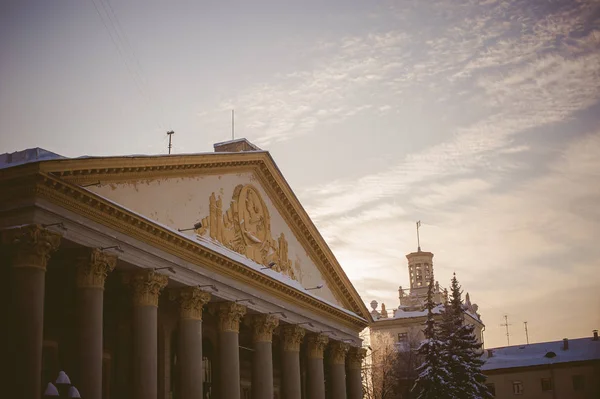 Architektura miejska zimowych na tle nieba. Dom z wieżą — Zdjęcie stockowe