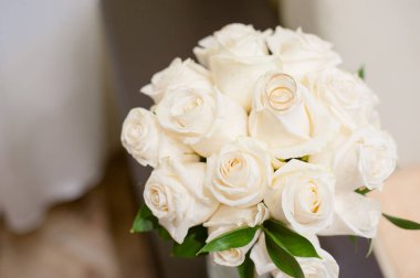 gelin buketi ve yeni evliler halkalar. Evlilik yüzükler beyaz gül