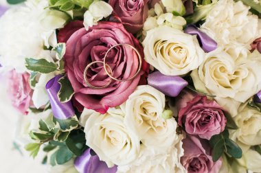 gelin buketi ve yeni evliler halkalar. Evlilik yüzükler beyaz gül