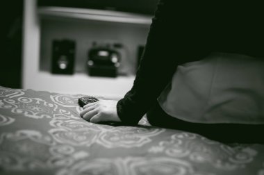 bir Tv uzaktan kumanda, kanallar anahtarlama tutan kız ev ortamında,