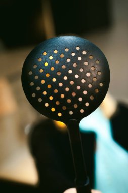 Mutfakta sarışın kadın