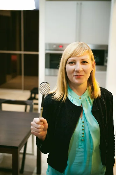Blonde vrouw in de keuken — Stockfoto