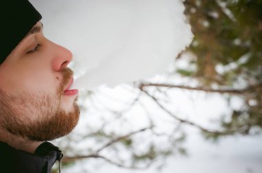 sakallı bir genç adam