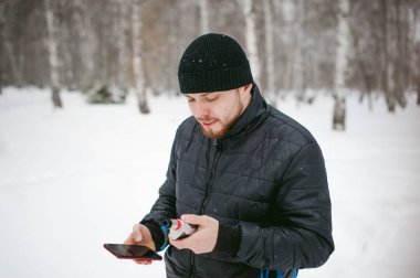 sakallı bir genç adam