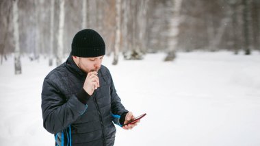 sakallı bir genç adam