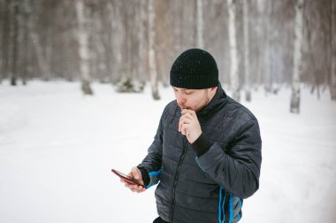 sakallı bir genç adam