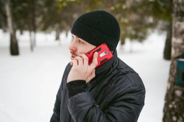 sakallı bir genç adam