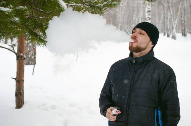 sakallı bir genç adam