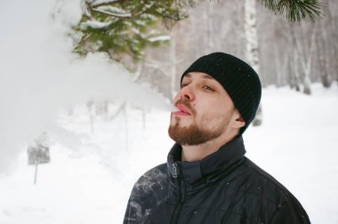 sakallı bir genç adam