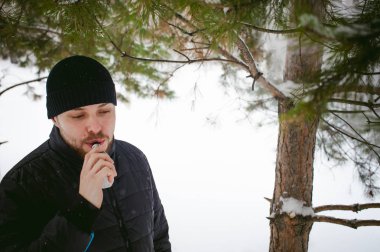 sakallı bir genç adam