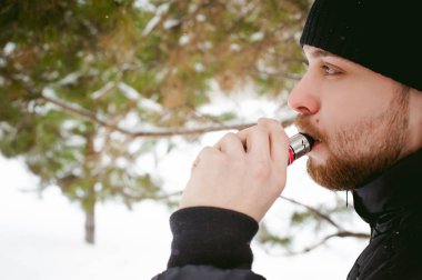 sakallı bir genç adam