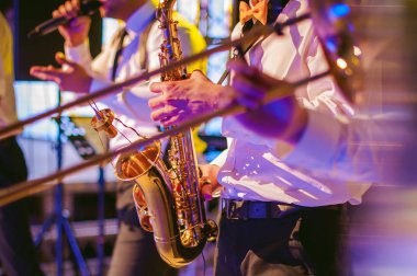 müzisyen bir konserde saksafon performans çalış