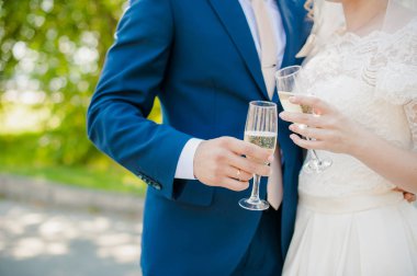 Gelin ve damat şampanya ile parkta;