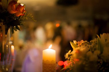 arka plan bulanık bir mum alevi tutuşturulmuş