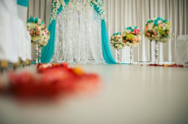 Festival düğün salonu dekore edilmiştir. bir düğün kemer düğün töreni için ne zaman gelin ve damat. Konuklar zarif sandalyeleri