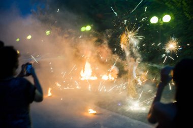 Karanlıkta açık havada yangın gösterisi. ateş ile adam ve kadın gösterisi hileler