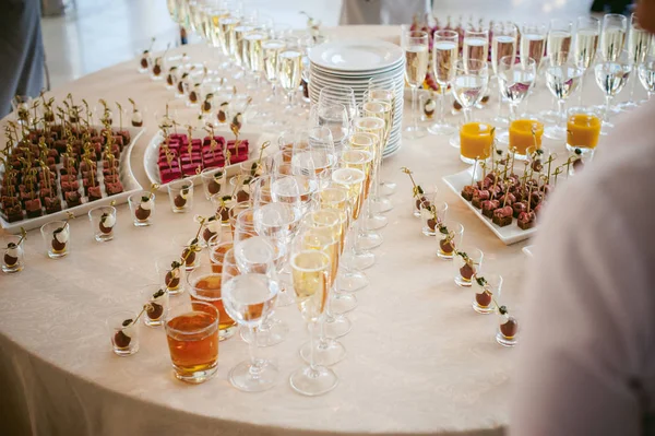 Banquet Mesa Bem Servida Com Uma Variedade Lanches Bebidas — Fotografia de Stock