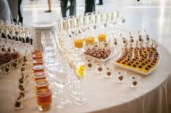 Banquet Mesa Bem Servida Com Uma Variedade Lanches Bebidas — Fotografia de Stock