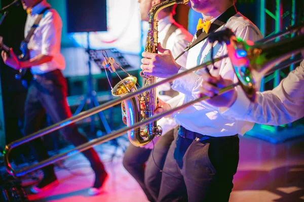 Musiker Spielt Saxofon Bei Einem Konzert — Stockfoto