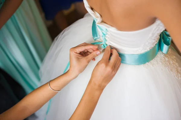 신부 들러리는 결혼식 날 신부의 축제 흰색 드레스에 나비 넥타이 수 있습니다. 생활의 순간입니다. 전통 결혼식, 신부의 아침 — 스톡 사진