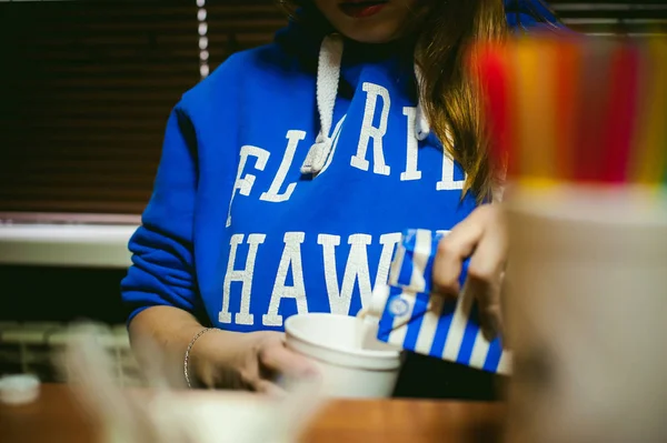 Mulher no café faz bebida quente instantânea de cacau — Fotografia de Stock