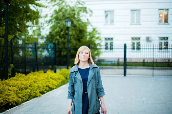 Outdoor Portret van de jonge blonde vrouw, het dragen van een mantel — Stockfoto