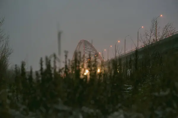 Weergave van de brug van onderen van veld, na het donker — Stockfoto