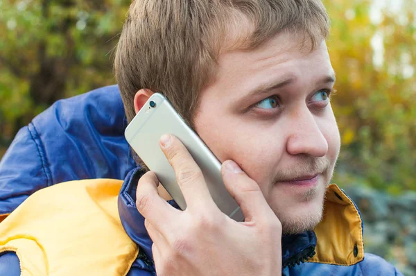 Portret młodzieńca, rozmawia przez telefon, na zewnątrz — Zdjęcie stockowe