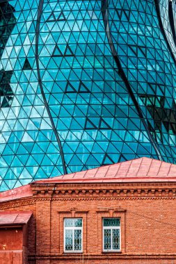 stilleri binaların kentsel mimari, kırmızı tuğla eski evinde, modern teknolojik mavi Bina İnşaatı zemin üzerine birleşimi camdan.