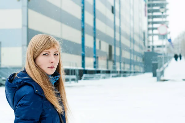 Retrato Una Joven Rubia Ropa Abrigo Paseando Por Las Calles — Foto de Stock