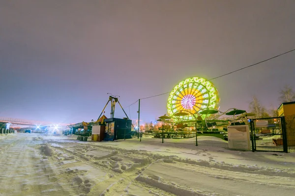 Leuchtende Attraktion Riesenrad in der Nacht im Winter — Stockfoto