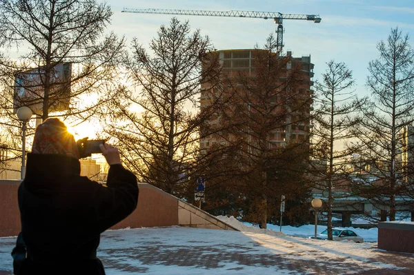 Retrato de una mujer adulta en ropa de abrigo, un pañuelo tradicional para la cabeza, en el entorno urbano en el invierno — Foto de Stock