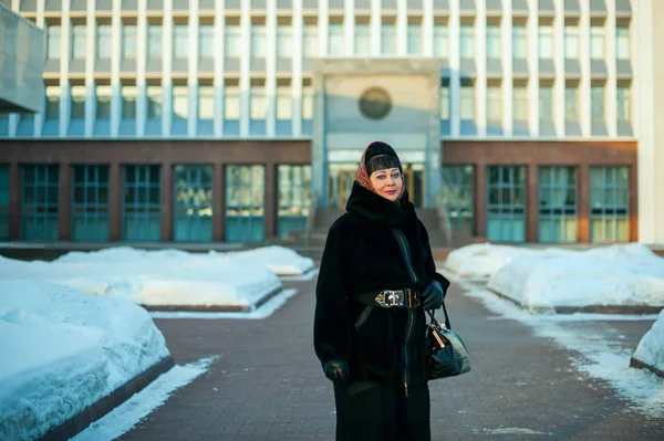 Giyim, kış kentsel ortamda geleneksel bir başörtüsü sıcak yetişkin bir kadın portresi