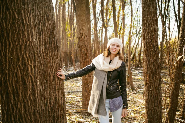 Mujer joven camina entre los árboles en la orilla de un día soleado — Foto de Stock