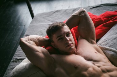 Stüdyo portre genç seksi erkek vücut geliştirmeci atlet