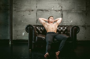 Genç seksi erkek vücut geliştirmeci atlet, stüdyo portre