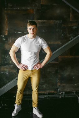 Genç seksi erkek vücut geliştirmeci atlet, stüdyo portre