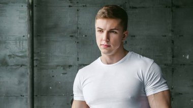 Genç seksi erkek vücut geliştirmeci atlet, stüdyo portre