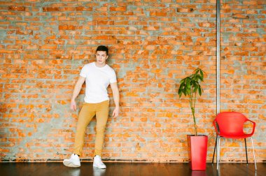 Stüdyo portre genç seksi erkek vücut geliştirmeci atlet