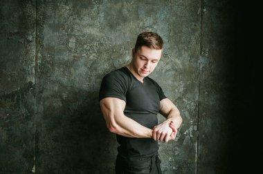 Genç seksi erkek vücut geliştirmeci atlet, stüdyo portre