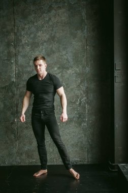 Genç seksi erkek vücut geliştirmeci atlet, stüdyo portre