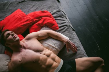 Genç seksi erkek vücut geliştirmeci atlet, stüdyo portre
