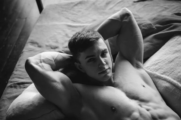 Unga sexiga män bodybuilder atlet, studio porträtt — Stockfoto