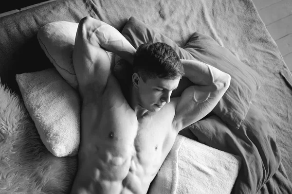 Estudio retrato joven sexy hombres culturista atleta —  Fotos de Stock