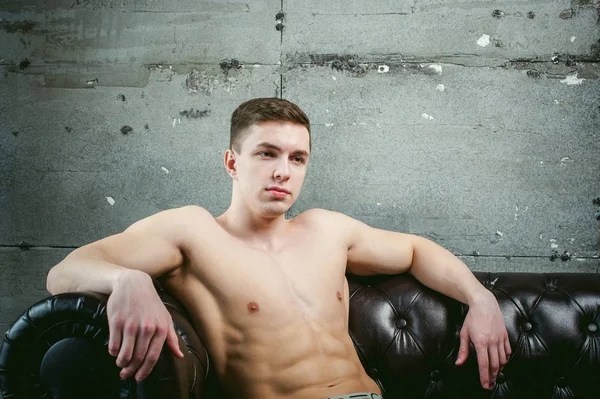 Genç seksi erkek vücut geliştirmeci atlet, stüdyo portre — Stok fotoğraf