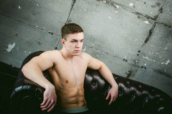 Stúdió portré fiatal szexi férfi testépítő sportoló — Stock Fotó