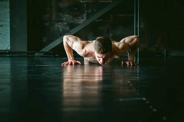 Jonge sexy mannen bodybuilder atleet, studio portret — Stockfoto